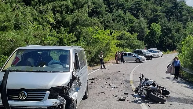 Motosiklet ile minibüs çarpıştı: 1 ölü, 1 yaralı
