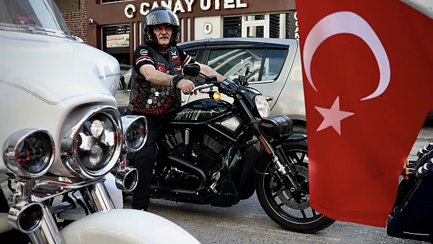 Motosiklet tutkunları '19 Mayıs' için Samsun'da tur attı