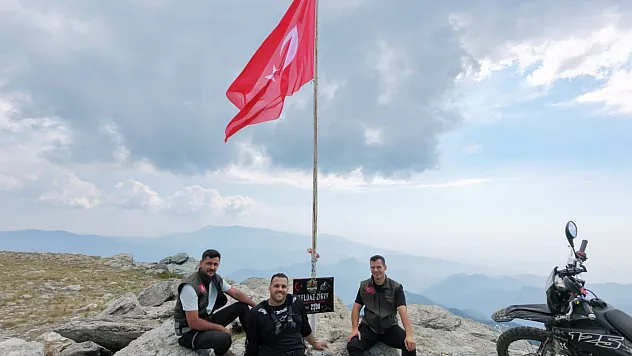 Motosiklet tutkunlarından zirvede anlamlı gelenek