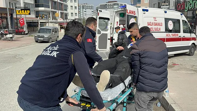 Motosikletin otomobile çarptığı kazada 2 kardeş yaralandı