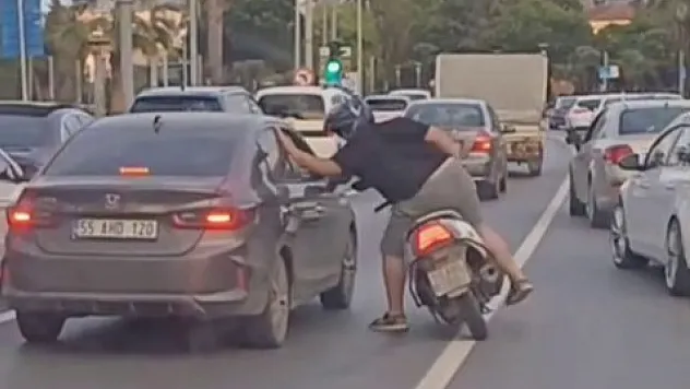 Motosikletli sürücü otomobile vurdu