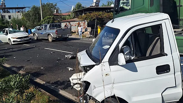 Muğla'da kamyonet ile otomobil çarpıştı 1 ölü 2 yaralı