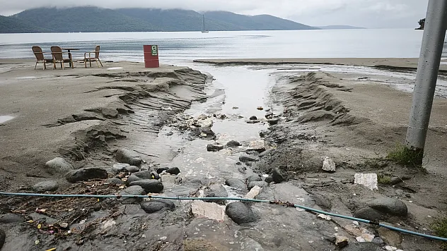 Muğla'da sağanak sahili kullanılmaz hale getirdi