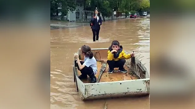 Nehir taştı, mahalle Venedik'e döndü