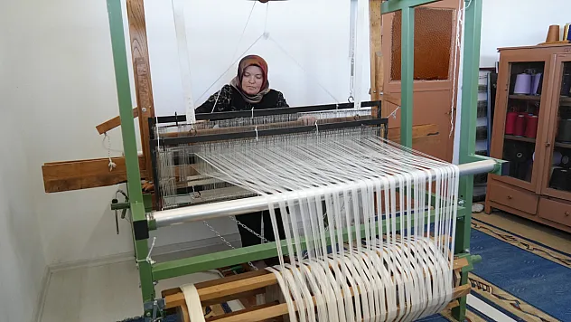 Ninelerinin tezgahını evine kurdu, siparişlere yetişemiyor