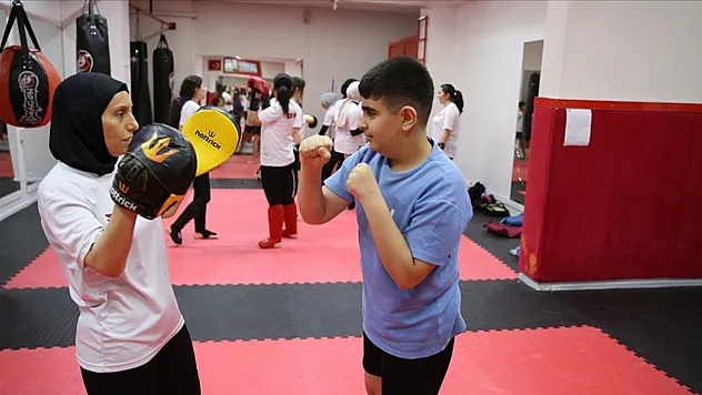 Oğluna böbreğini veren kadın sporcu, kick boksta ikinci oldu