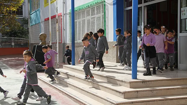 Öğrencilere eş zamanlı tatbikat