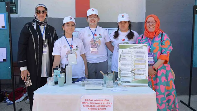 Öğrencilerin bilimsel projeleri ziyaretçilerden tam not aldı