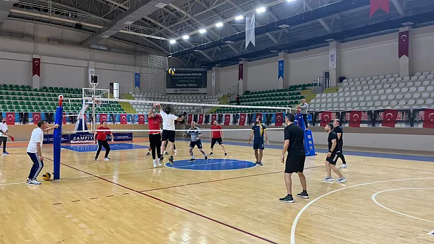 Öğretmenler Günü Voleybol Turnuvasında Büyük Heyecan!