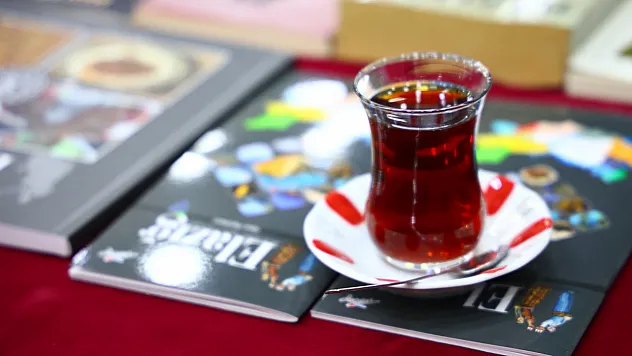 Okey masasında kitap molası