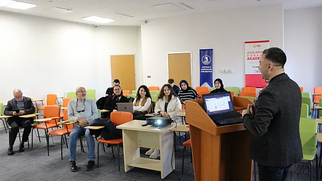 OMÜ'de lisansüstü öğrencilere bilgi yönetimi eğitimi verildi