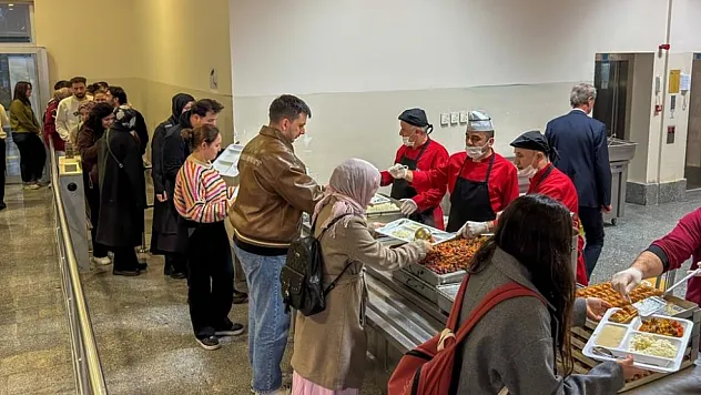 OMÜ'de sofralar kuruldu! 500 öğrenci iftarını açtı