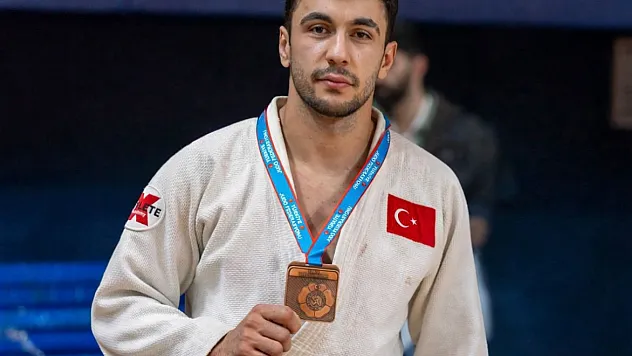 OMÜ'lü milli sporcudan çifte gurur