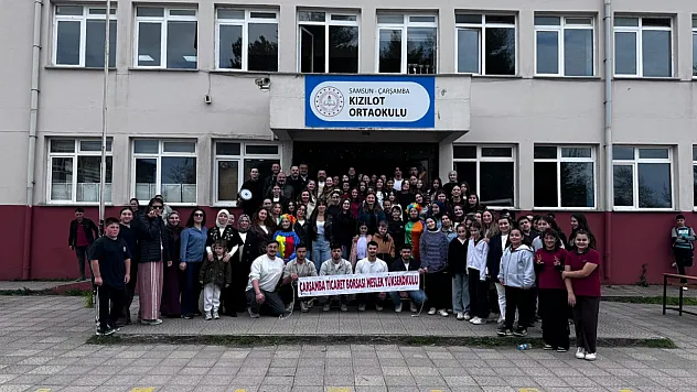 OMÜ'lü öğrencilerden Kızılot Ortaokulu'na kitap desteği