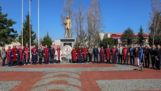 OMÜ'nün 51. yılında Atatürk Anıtı'na çelenk sunuldu