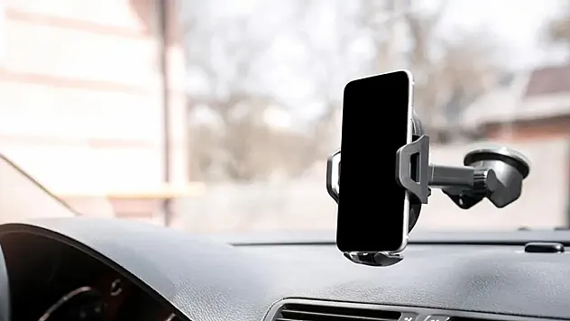 Ön cama telefon tutucu sabitleyenlere 21 bin TL ceza kesilecek!
