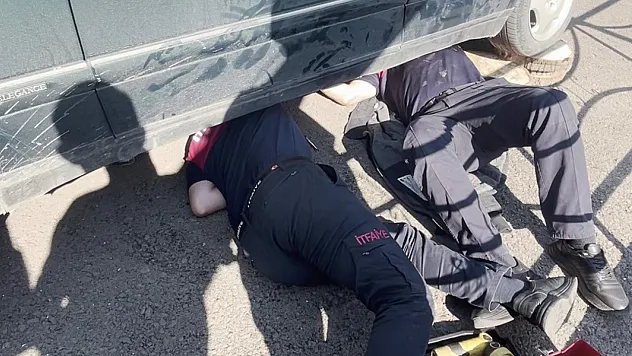 Ordu'da egzoz muhafazasına sıkışan kedi kurtarıldı