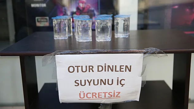 Ordu'da İşletme Sahibi Yorulan Vatandaşlara Ücretsiz Su İkram Ediyor