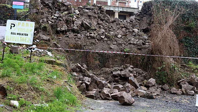 Ordu'da istinat duvarı çöktü: 3 araç hasar gördü