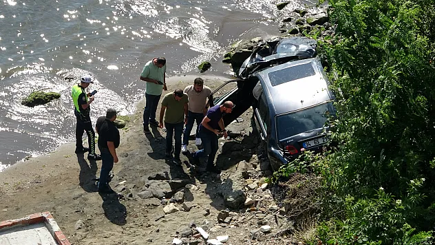 Ordu'da korku dolu kaza: Otomobil 30 metreden deniz kıyısına savruldu