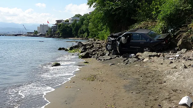 Ordu'da otomobil 30 metreden deniz kıyısına uçtu