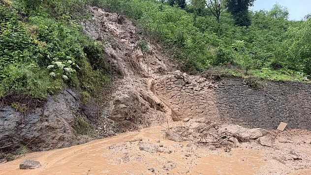 Ordu'da sağanak felaketi: Heyelan yolları kapattı, ekipler alarma geçti