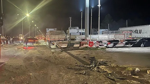 Ordu-Samsun kara yolunda kaza! Park halindeki tıra otomobil çarptı!