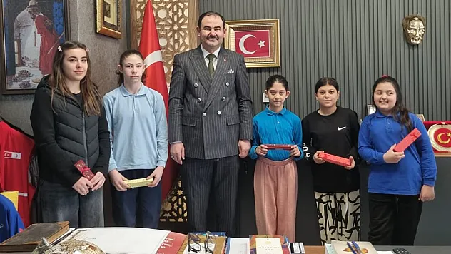Ortaokul öğrencilerinden müzik ve şiir yarışmasında başarı
