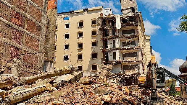 Otel yıkımında korku dolu anlar: İş yerleri tahliye edildi