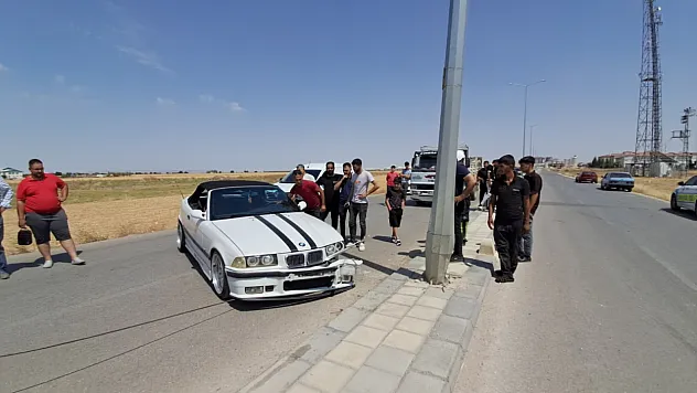 Otomobil aydınlatma direğine çarptı