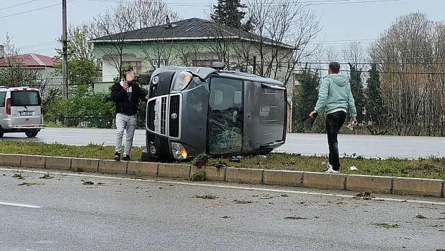Otomobil elektrik direğine çarptı: 1 yaralı