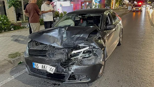 Otomobil hafif ticari araca arkadan çarptı