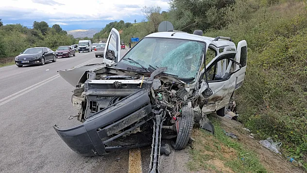 Otomobil ile hafif ticari araç kafa kafaya çarpıştı