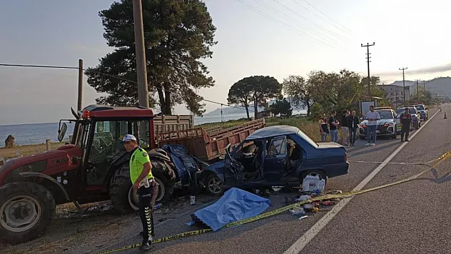 Otomobil park halindeki traktöre çarptı