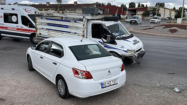 Otomobil ve kamyonet çarpıştı