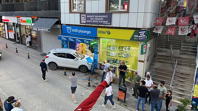 Otoparktan Çıkan Otomobil İş Yerine Girdi