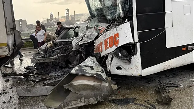 Otoyolda zincirleme trafik kazası: 1'i ağır 5 yaralı