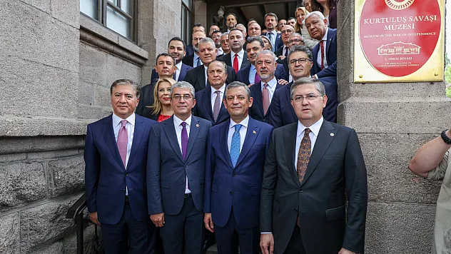 Özgür Özel: 'YENİ Parti ilk kez ve son kez ana muhalefet olarak bütçe çalışmalarına katılacak'