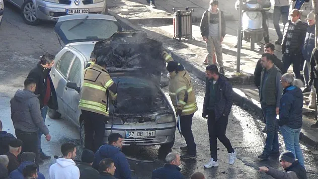 Park halindeki otomobil alevlere teslim oldu