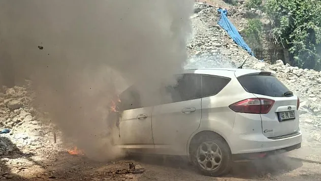 Park halindeki otomobil yandı