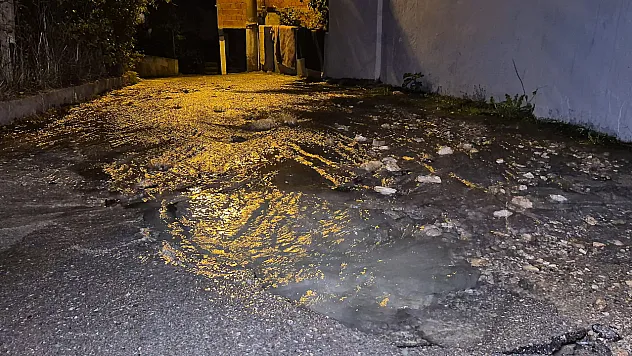 Patlayan su borusu paniğe neden oldu