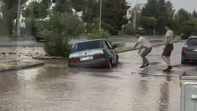 Patlayan su hattı yolu çökertti