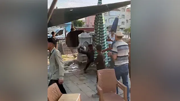 Pazar yerinde darbedilen genç kanlar içinde kaldı