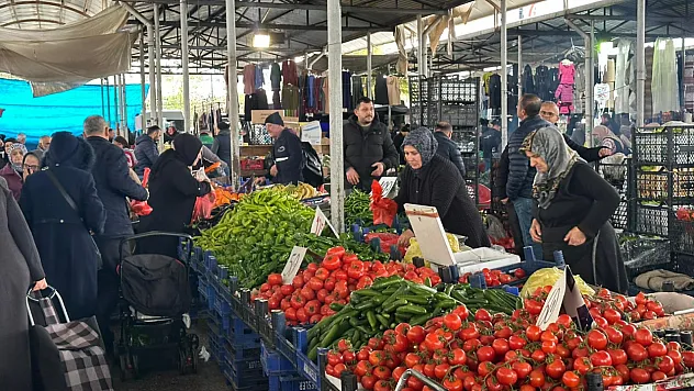 Pazarın şampiyon ürünü 'salatalık!' Soğuk hava cepleri yaktı, alışverişler sınırlı yapıldı