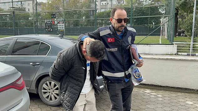 Pencereden girdi, bıçakla cüzdan gasp etti