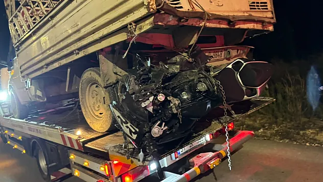 Pikaba çarpan motosikletin 19 yaşındaki sürücüsü hayatını kaybetti