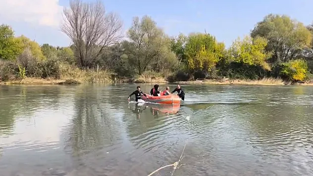 Piknik yaparken mahsur kalan 2 kişi botla kurtarıldı