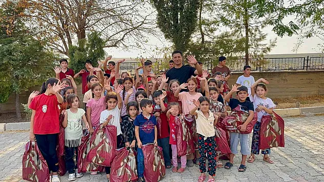 Polis memuru köyde okuyan çocukları unutmadı