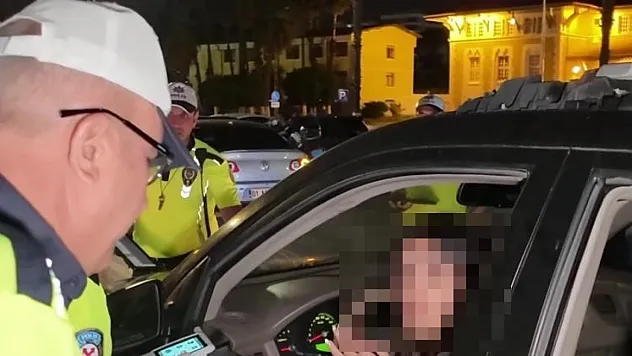 Polisi ezmeye çalıştığı iddiasıyla tutuklanan sürücünün alkollü ve ehliyetsiz olduğu ortaya çıktı