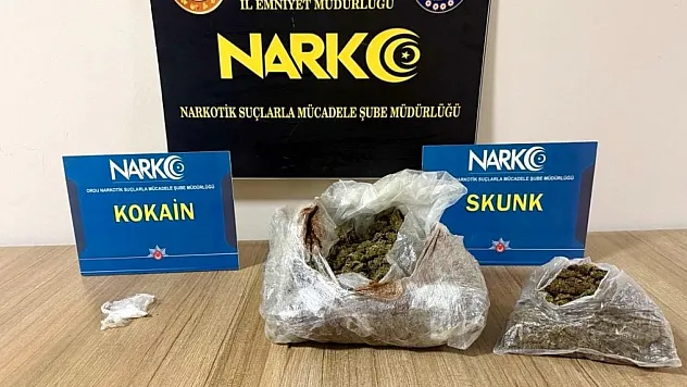 Polisin durdurduğu araçta 900 gram uyuşturucu ele geçirildi